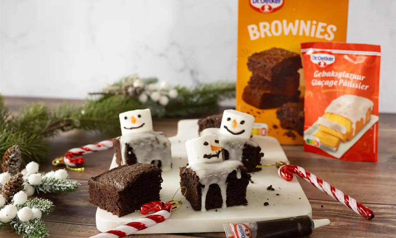 Brownies met een marschmellow versierd als sneeuwpop.