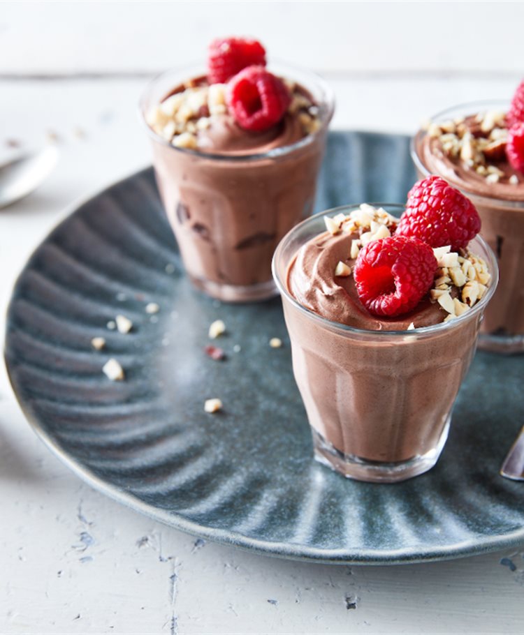 Chocolademousse met frambozen en nootjes