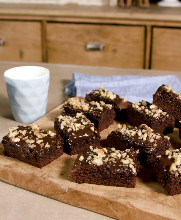 Brownies met chocoladeglazuur en walnoten