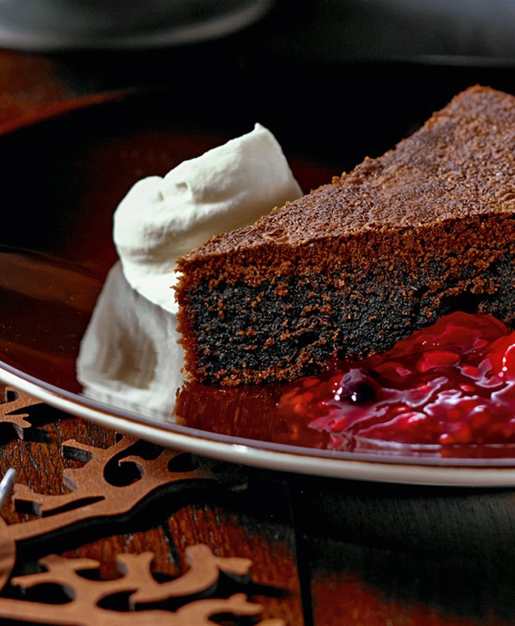 Chocoladetaart met rood fruit